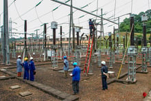 Travaux d’entretien au poste de transformation électrique de Songloulou par des agents d’ENEO. © Jean-Pierre Kepseu pour JA