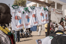 Des supporteurs d’Ousmane Sonko vendent des polos à son effigie, le 14 mars 2023. © Annika Hammerschlag / ANADOLU AGENCY / Anadolu Agency via AFP