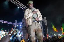 Ousmane Sonko pendant le « giga meeting » de la coalition Yewwi Askan Wi menée par son parti le Pastef dans le quartier des Parcelles à Dakar, le 14 mars 2023. © Sylvain Cherkaoui