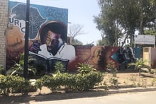 Fresque hommage à Omar Blondin Diop sur le campus de l’Ucad, à Dakar. © Jules Cretois