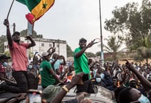 Le chef de l’opposition, Ousmane Sonko, lance-pierre à la main, lors d’un meeting à Ziguinchor, le 24 mai 2023. © MUHAMADOU BITTAYE/AFP