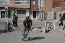 Des soutiens d’Ousmane Sonko dans les rues de Dakar, au Sénégal, le 2 juin 2023. © Annika Hammerschlag / ANADOLU AGENCY / Anadolu Agency via AFP.