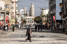 Dans une rue de Dakar jonchée de pierres et de débris, le 1er juin 2023. © JOHN WESSELS / AFP