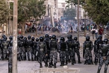 La gendarmerie sénégalaise barre une route après que des manifestants ont brûlé des pneus et bloqué des rues à Dakar, le 3 juin 2023. © John Wessels/AFP