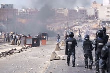 Heurts entre manifestants et policiers anti-émeutes dans un quartier de Dakar, le 2 juin 2023. © Leo Correa/AP/SIPA