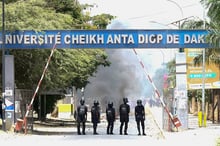 Des policiers bloquent l’entrée de l’Université Cheikh Anta Diop, à Dakar, le 1er juin 2023. © SEYLLOU/AFP