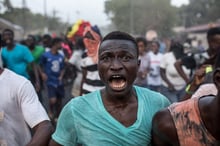 Un partisan d’Ousmane Sonko, lors d’un meeting de l’opposant sénégalais, à Ziguinchor, le 26 mai 2023. © MUHAMADOU BITTAYE/AFP