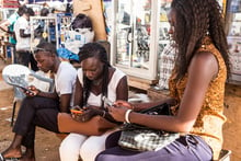 Près de 80 % de la population sénégalaise dispose désormais d’un téléphone mobile. © Sylvain Cherkaoui pour JA.