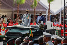 Macky Sall (à dr.) et Cheikh Wade, alors chef d’état-major des armées, lors de la parade célébrant le jour de l’indépendance, à Dakar, le 4 avril 2023. © Zohra Bensemra / Reuters