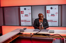 Salif Traoré alias A’Salfo, chanteur du groupe ivoirien Magic System, était l’invité de Bruno Faure (RFI) et Aurélie M’Bida (Jeune Afrique) dans l’émission « Éco d’ici, éco d’ailleurs », à Paris, le 28 juin 2023. © Cyril Entzmann pour JA