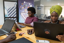 Dans les bureaux de la start-up Touch, à Dakar, au Sénégal, en 2019. © Youri Lenquette pour JA