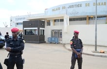 Des policiers sénégalais montent la garde devant le palais de justice, où l’opposant Ousmane Sonko était entendu.Dakar, le 31 juillet 2023. © SEYLLOU / AFP