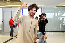 Expulsé du Sénégal, l’avocat franco-espagnol Juan Branco arrive à l’aéroport de Roissy, près de Paris, le 8 août 2023. © Miguel Medina / AFP