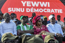 De gauche à droite, Déthié Fall, Ousmane Sonko, Aida Mbodji et Khalifa Sall à un rassemblement de l’opposition sénégalaise Place de l’Obélisque à Dakar, le 8 juin 2022. © SEYLLOU / AFP