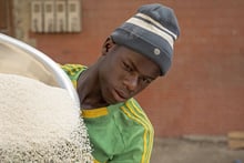 Les pays d’Afrique de l’Ouest subissent les conséquences des restrictions d’exportation de riz que l’Inde s’est imposée. Ici, au marché de Saint-Louis, Sénégal. © Jana Cavojska / SOPA Images/Sipa