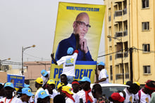 Des militants de l’opposition brandissent une grande photo de Karim Wade lors d une marche à Dakar, le 29 novembre 2018. © Seyllou/AFP