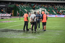 Des officiels inspectent le terrain gorgé d’eau après l’interruption du match amical international entre la Côte d’Ivoire et le Mali au stade Alassane-Ouattara d’Ebimpé, à Abidjan, le 12 septembre 2023. © Sia KAMBOU / AFP