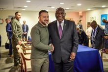 Le président ukrainien Volodymyr Zelensky et le président sud-africain Cyril Ramaphosa lors de leur rencontre à New York, le 19 septembre 2023. © UKRAINE PRESIDENCY / AFP