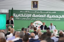 Walid Sadi (à g.), lors de son élection à la tête de la Fédération algérienne de football (FAF), à Alger, le 21 septembre 2023. © Billel Bensalem / APP/NurPhoto via AFP