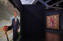 Portrait d’Alassane Ouattara, président de la Côte d’Ivoire, par l’artiste Kehinde Wiley (musée du quai Branly, Paris). © Tanguy Beurdeley/Courtesy Musée du Quai Branly