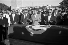 Habib Bourguiba (au premier rang, à dr.) à Bizerte, le 25 juillet 1961. © REPORTERS ASSOCIES / Gamma-Rapho via Getty Images