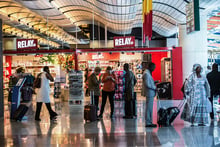 Lagardère a fait ses premiers pas en Afrique avec la gestion d’un espace de 1 100 m2 au sein de l’aéroport Blaise-Diagne de Dakar, au Sénégal (ici en mai 2019). © World Bank / Vincent Tremeau.