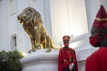 Aux portes du palais présidentiel, à Dakar. © ALI BALIKCI/Anadolu Agency via AFP