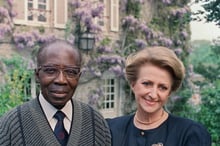 L’ancien président du Sénégal Léopold Sédar Senghor, avec sa femme Colette, le 11 mai 1989, devant leur maison de Verson, en France. © MYCHELE DANIAU / AFP