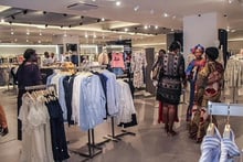 L’enseigne espagnole dispose de 54 points de vente dans 18 pays africains. Ici, boutique Mango à Kinshasa (RDC), avenue Jambo, dans la commune de la Gombe. © Prince KAPENGI