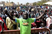 Au Sénégal, où elle est pourtant condamnée par la loi, les images du traitement d’un homme « soupçonné » d’homosexualité provoquent l’émoi dans le pays. © Seyllou/AFP