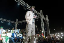 Ousmane Sonko pendant le « Giga Meeting » de la coalition Yewwi Askan Wi menée par son parti, le Pastef, aux Parcelles Assainies, à Dakar le 14 mars 2023. © Sylvain Cherkaoui pour JA