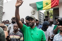 Ousmane Sonko salue ses partisans lors d’un meeting à Ziguinchor, le 24 mai 2023. © MUHAMADOU BITTAYE/AFP