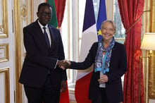 Le Premier ministre sénégalais Amadou Ba et son homologue française Élisabeth Borne, le 7 décembre à Paris. © Geoffroy Van der Hasselt / AFP