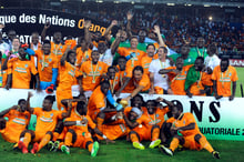 L’équipe nationale de football de Côte d’Ivoire célèbre sa victoire lors de la Coupe d’Afrique des nations en face au Ghana, au stade Bata, en Équateur, le 8 février 2015. © MOHAMED HOSSAM/Anadolu via AFP.