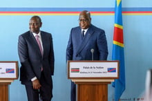 Le président kényan William Ruto (à g.) et le président congolais Félix Tshisekedi, au palais de la Nation, à Kinshasa, le 21 novembre 2022. © Arsene Mpiana / AFP