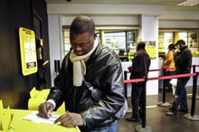 Dans une agence Western Union près de la gare du Nord à Paris. © Vincent Fournier/JA