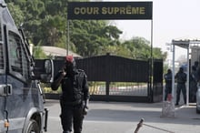 Des policiers sénégalais patrouillent près de la Cour suprême à Dakar, le 22 décembre 2023, lors des délibérations du procès en appel de Barthelemy Dias, maire de Dakar. Senegalese police officers patrol near the Supreme Court in Dakar, on December 22, 2023 during the deliberations of the appeal trial of Barthelemy Dias, mayor of Dakar © Seyllou/AFP