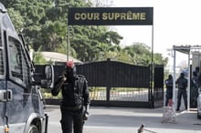 Le jeudi 4 janvier 2024, la Cour suprême a confirmé le jugement rendu en appel dans le dossier d’Ousmane Sonko pour diffamation. Senegalese police officers patrol near the Supreme Court in Dakar, on December 22, 2023 © Seyllou / AFP