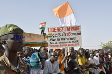 La création de l’Alliance des États du Sahel (AES), véritable « front kaki » rassemblant les putschistes nigériens, maliens et burkinabè, a ébranlé les certitudes de ceux qui misaient sur l’isolement des juntes de la région. © BOUREIMA HAMA / AFP