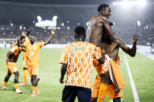 Des Éléphants aux anges après leur victoire contre les Sénégalais en huitièmes de finale de la CAN, lundi 29 janvier 2024, au stade Charles-Konan-Banny de Yamoussoukro. © KENZO TRIBOUILLARD / AFP