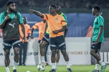 L’entraîneur ivoirien Émerse Faé dirige une séance d’entraînement à la veille du match entre le Sénégal et la Côte d’Ivoire, à Yamoussoukro, le 28 janvier 2024. © Kenzo TRIBOUILLARD / AFP