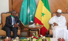 Le président sénégalais, Macky Sall (droite) et Aliko Dangote (gauche), PDG du groupe nigérian Dangote, à Dakar, le 2 février 2024. © Seydou Nourou / Présidence Sénégal