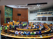 A l’Assemblée nationale sénégalaise, le 5 février 2024, après l’expulsion des députés de l’opposition, lors du débat sur le report de la présidentielle. © Marième Soumaré pour JA