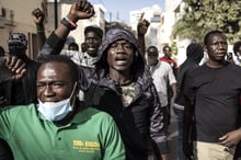 Manifestants devant le Parlement sénégalais, à Dakar, le 5 février 2024. © JOHN WESSELS / AFP