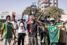 Des manifestants dans les rues de Dakar, le 9 février 2024, protestent contre le report de la présidentielle. © Photo by JOHN WESSELS / AFP