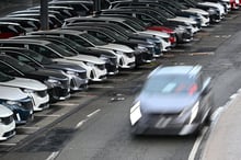 Stellantis (ici un parking d’une usine française du groupe) compte profiter de l’essor du marché africain de l’automobile, qui doit plus que doubler en taille au cours des quinze prochaines années, selon des prévisions. © SEBASTIEN BOZON/AFP.