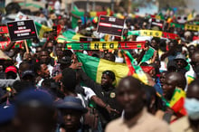 Des milliers de personnes rassemblées à Dakar, au carrefour VDN Sipres, marchent vers le quartier Liberté 6 pour réclamer la tenue de l’élection présidentielle, au Sénégal, le 17 février 2024. © CEM OZDEL/Anadolu via AFP