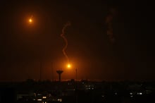 Des fusées éclairantes illuminent le ciel nocturne au-dessus de Khan Youns, dans le sud de la bande de Gaza, le 20 février 2024. © SAID KHATIB / AFP.