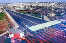 L’autoroute Dakar-Diamnadio, au Sénégal, construite et gérée par le groupe français Eiffage. Autoroute Dakar-Diamnadio © MONTAGE JA : Doc Autoroute de l’avenir Sénégal via Youtube