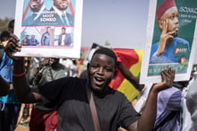 Un partisan d’Ousmane Sonko lors d’une marche à Dakar, le 2 mars 2024, contre la nouvelle loi d’amnistie et pour la tenue d’élections avant le 2 avril 2024. © John Wessels / AFP